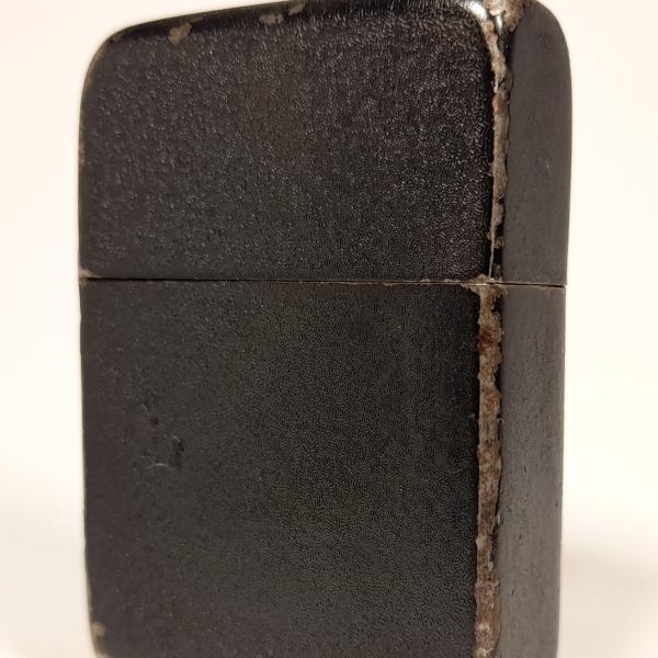 (137) ZIPPO [=1943-45=] (3 barrel) WWII =BLACK CRACKLE= skaza przy lakierowaniu