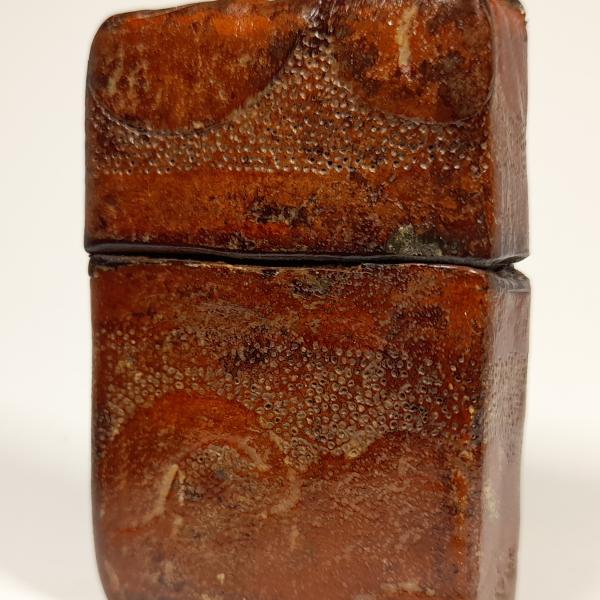 (042) ZIPPO [=1943-45=] (3 barrel) WWII =LEATHER COVERED=