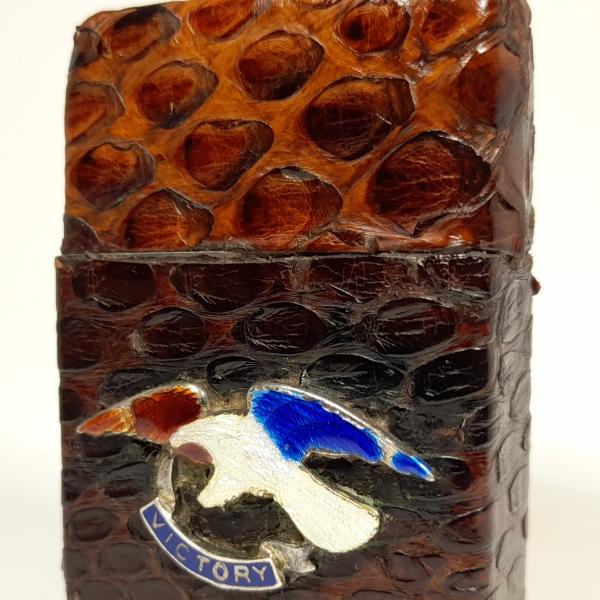 (077) ZIPPO [=1943-45=] (3 barrel) =LEATHER COVERED , VICTORY=